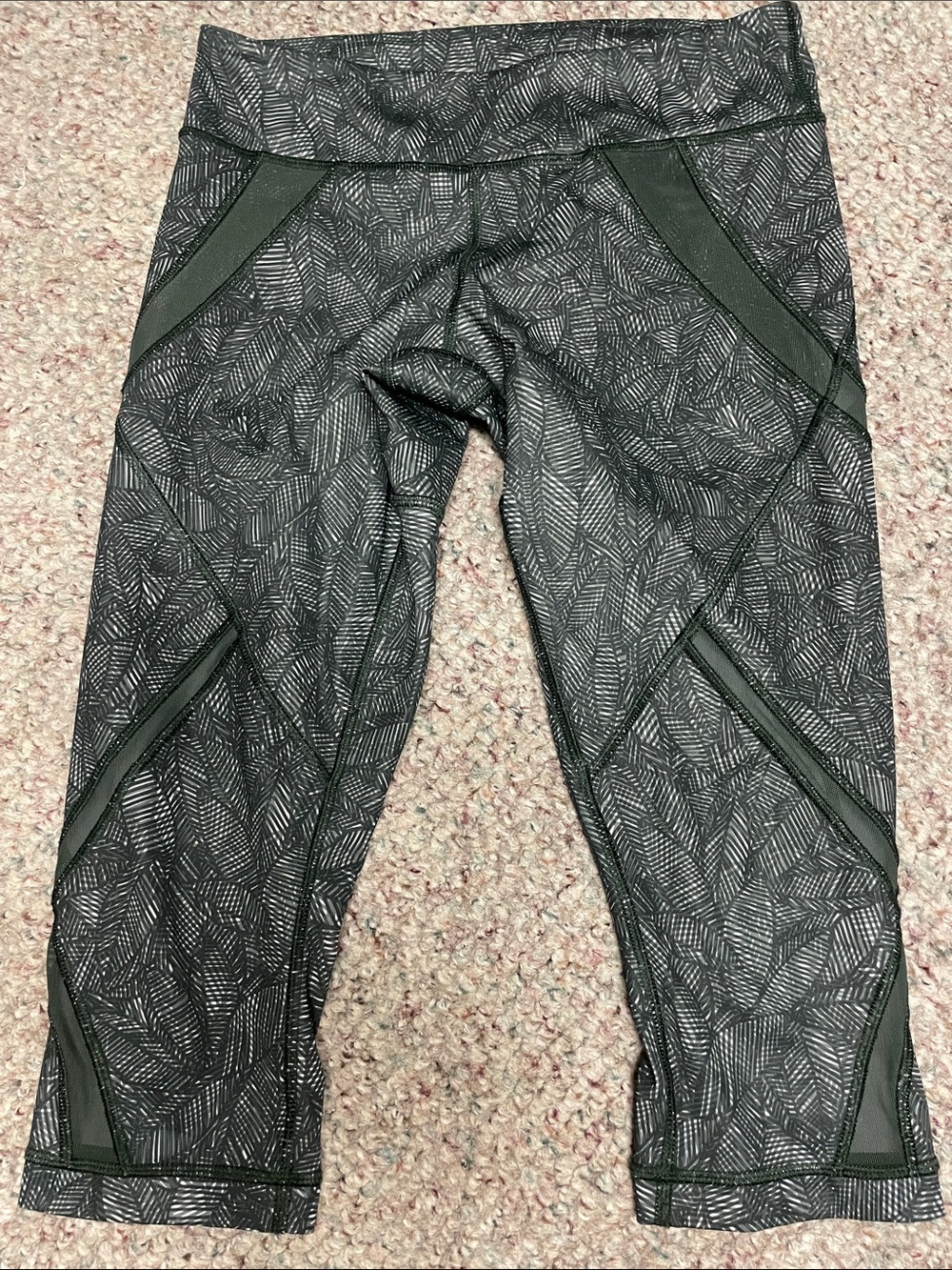 Lululemon greem Leaf-Print Active Capri Leggings with mesh inserts - new